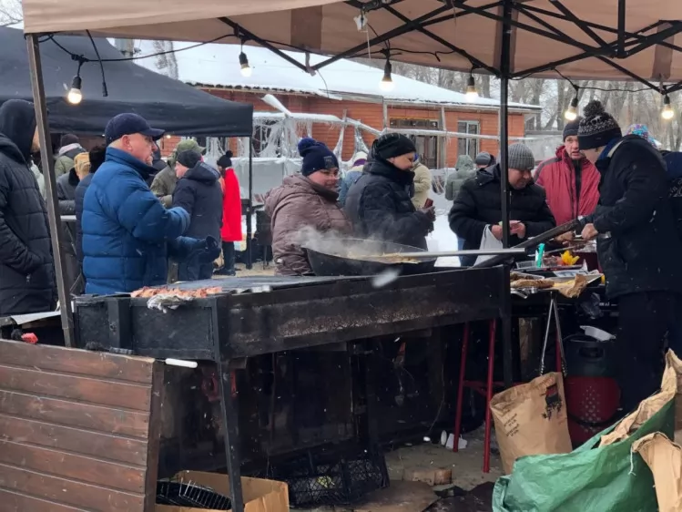 В Днипре недалеко от места купания организовали небольшой фестиваль с угощениями. Фото: dnipro.depo В Днипре недалеко от места купания организовали небольшой фестиваль с угощениями. Фото: dnipro.depo