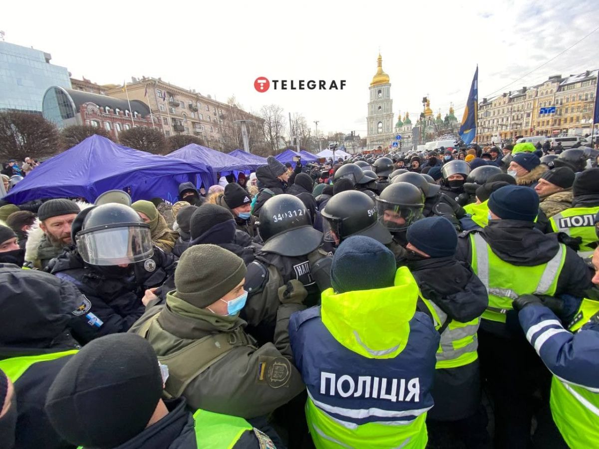 Полиция окружила палатки сторонников Петра Порошенко. Фото: 