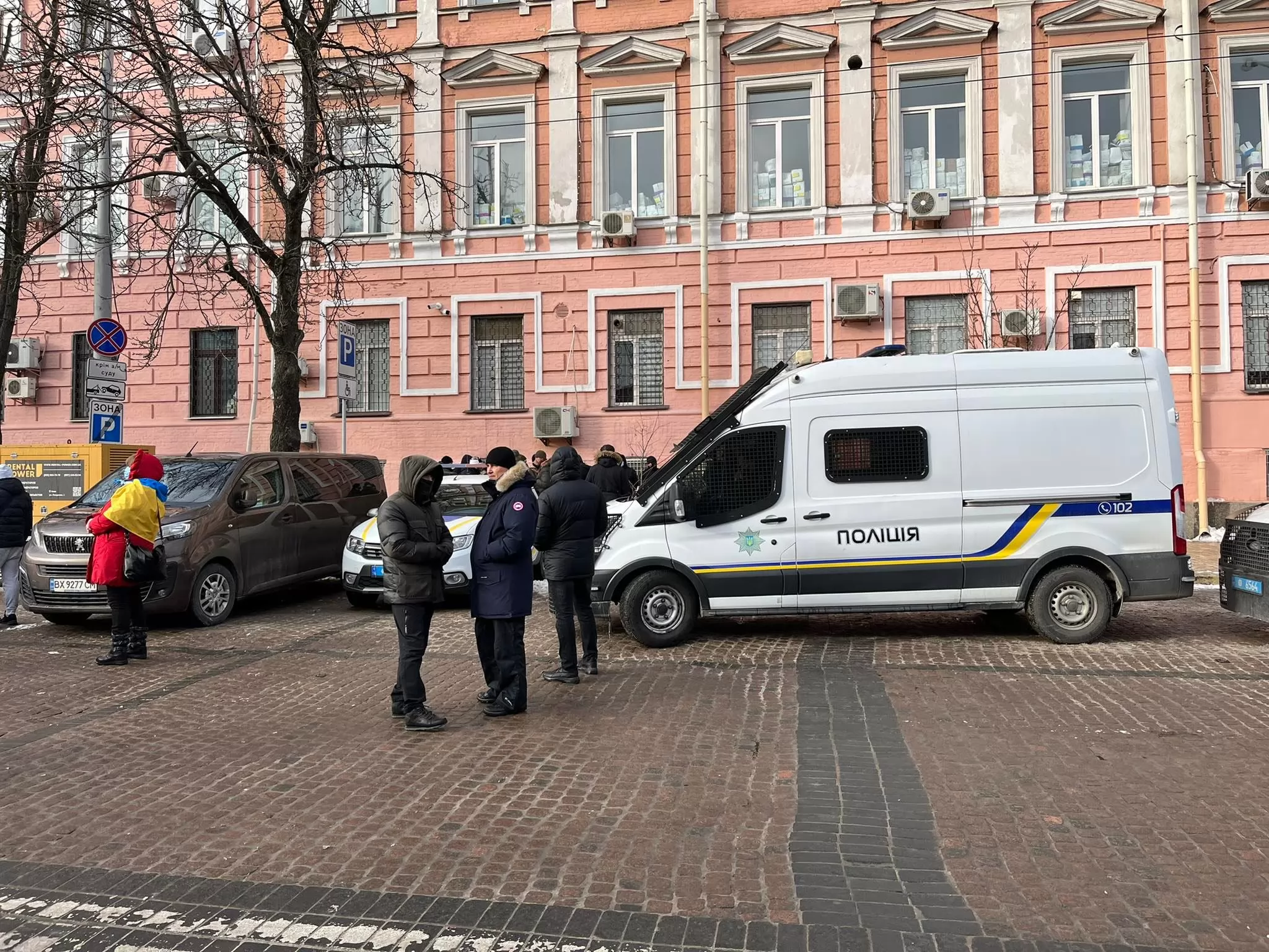 Митинг сторонников Петра Порошенко под Печерским судом Киева. Фото: Українські Новини