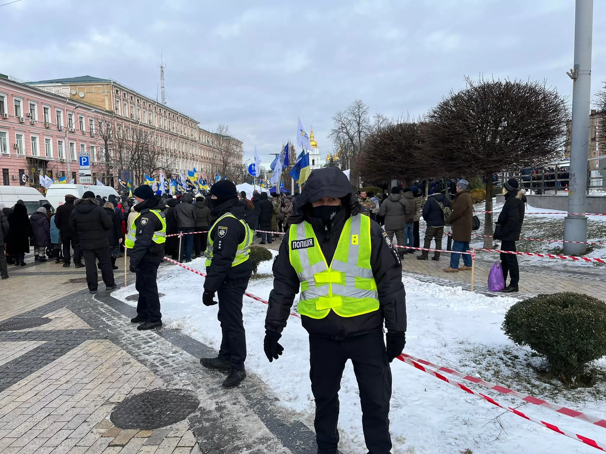 Полиция на митинге сторонников Петра Порошенко. Фото: Українські Новини