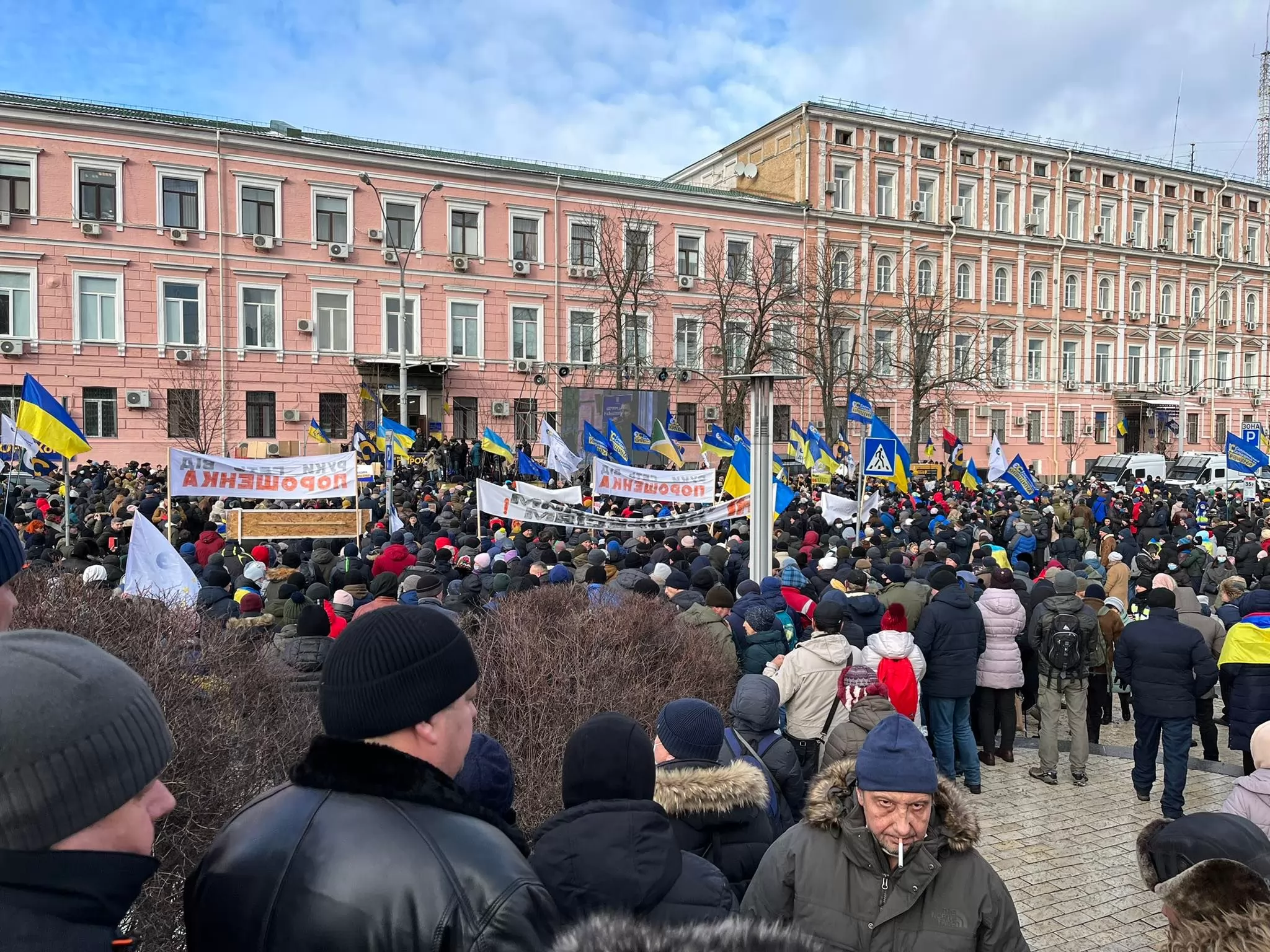 Митинг сторонников Порошенко под Печерским райсудом. Фото: Українські Новини