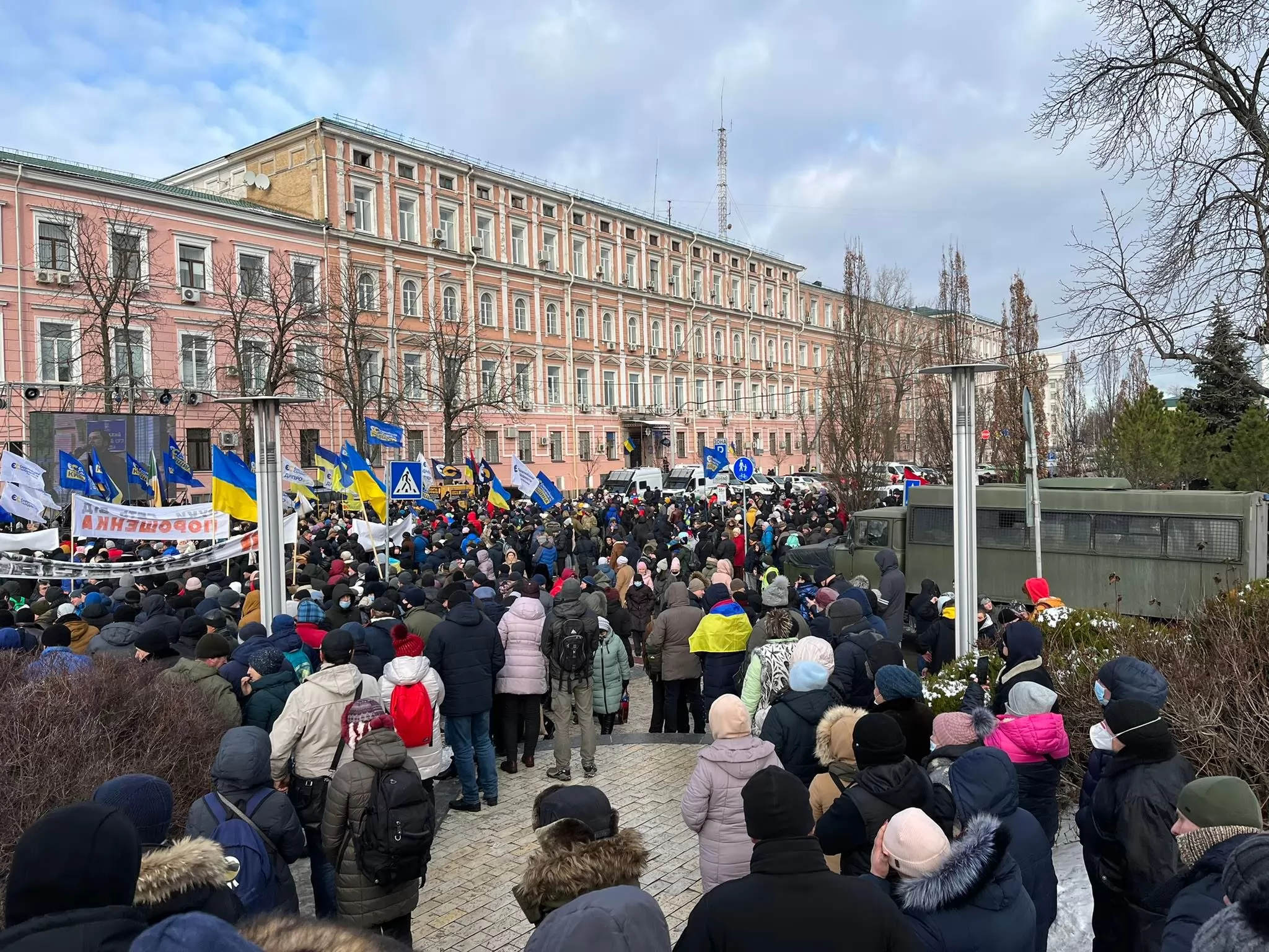 Митинг сторонников Порошенко под Печерским райсудом Киева. Фото: Українські Новини