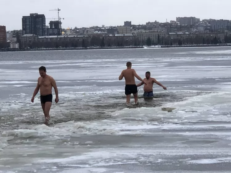 В Днипре для моржей расчистили место для купания недалеко от берега. Фото: dnipro.depo В Днипре для моржей расчистили место для купания недалеко от берега. Фото: dnipro.depo