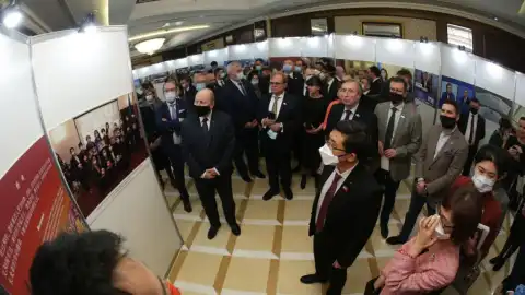People visit a photo exhibition, which showcases more than 50 photographs depicting important events for China and Ukraine, in the Chinese Embassy in Kyiv. Photo by Sergey Starostenko/Xinhua.