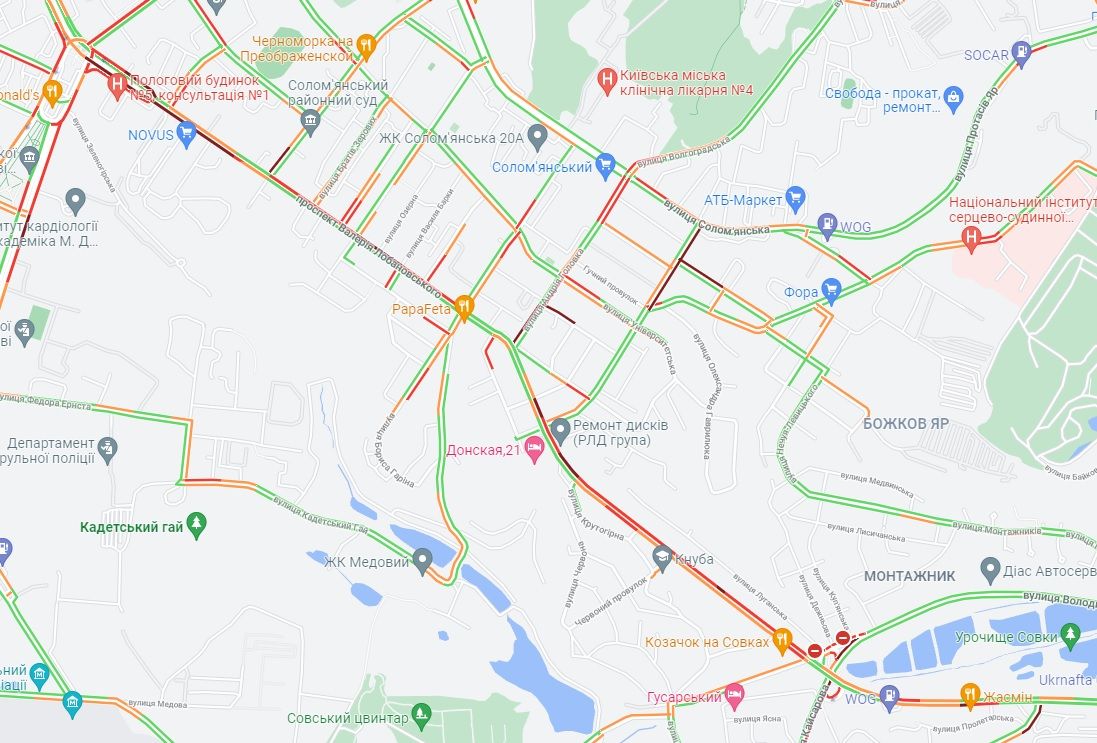 В Александровской Слободке в Киеве также образовались пробки. Фото: Google Maps