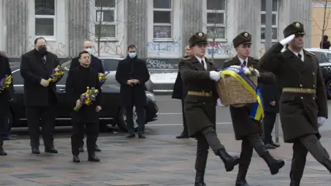 Зеленский, Стефанчук и Ермак возложили цветы к памятнику Грушевскому. Фото: сайт Президента Украины