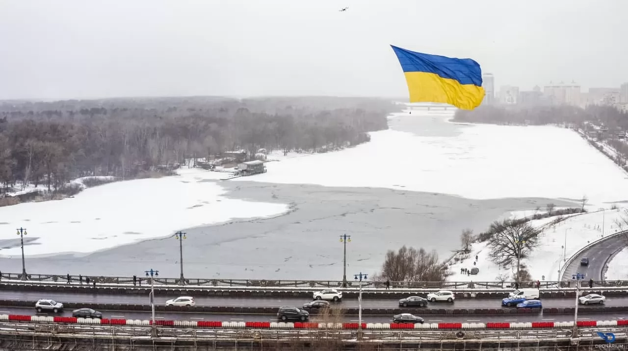 Флаг Украины в небе Киева. Фото: Dronarium