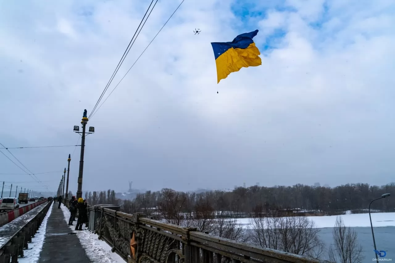 Флаг Украины над Киевом. Фото: Dronarium