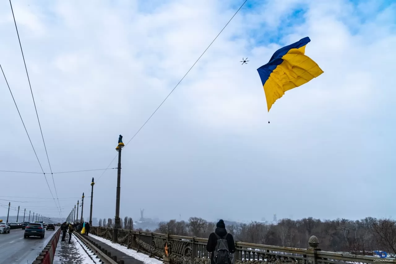Флаг Украины подняли в небо Киева с помощью дронов. Фото: Dronarium