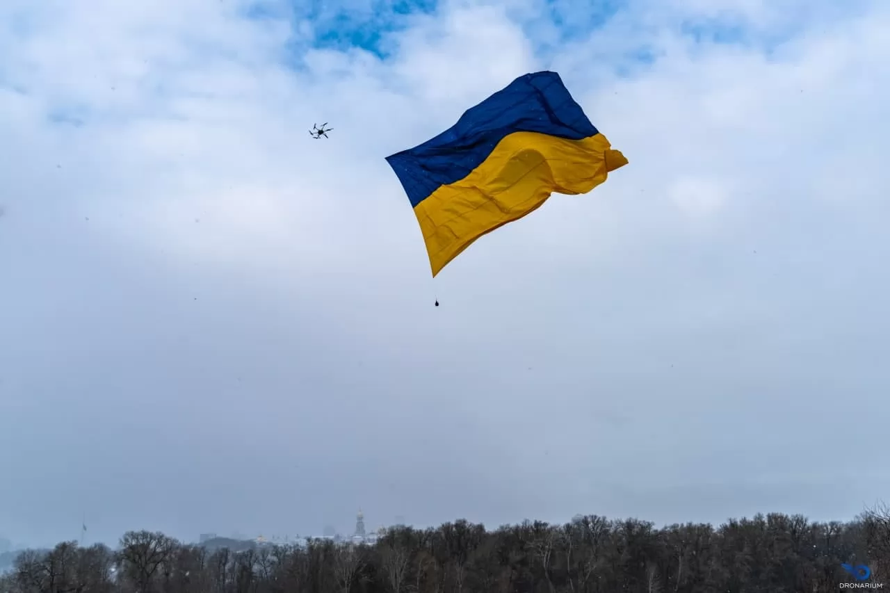 Большой флаг Украины подняли в небо Киева с помощью дронов. Фото: Dronarium