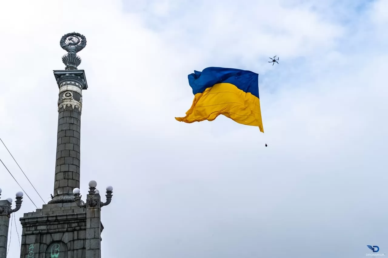 Флаг подняли в небо над столицей с помощью дронов. Фото: Dronarium