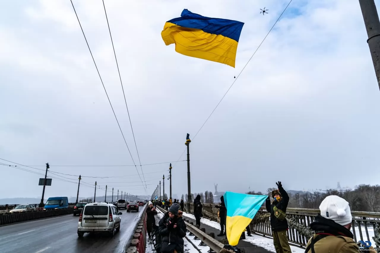 Гигантский флаг Украины подняли в небо Киева с помощью дронов. Фото: Dronarium