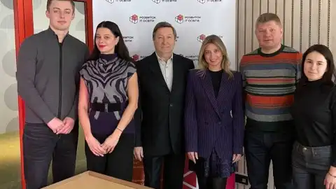 Слева направо: ОО “Развитие ІТ образования”: Даниил Полочанинов, Оксана Левочкина, Александр Ролик, Елена Халус, УФС: Павел Карташов, Мария Краснощек.