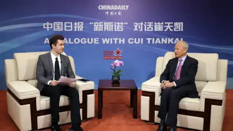 Cui Tiankai (right) talks with Ian Goodrum. WANG ZHUANGFEI/CHINA DAILY