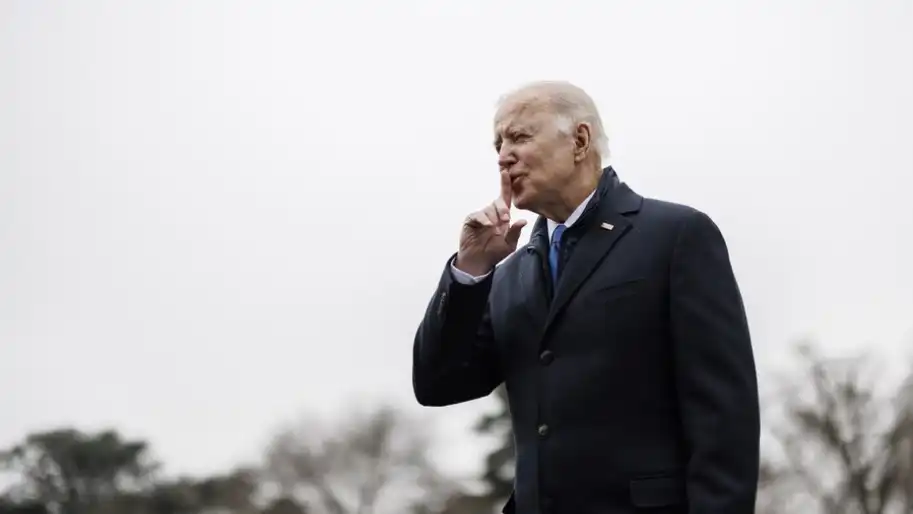 Президент США Джозеф Байден выходит из Белого дома. Фото: Синьхуа.