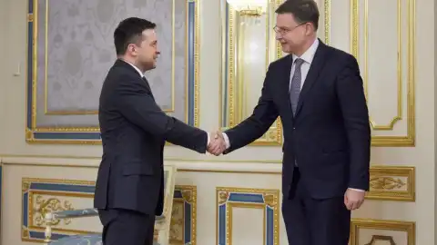 Зеленский с исполнительным вице-президентом Европейской комиссии Валдисом Домбровскисом. Источник: ОПУ