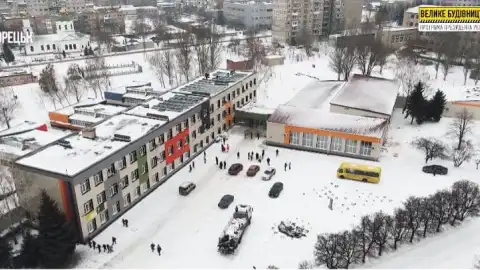 “Велике будівництво” відкрило сучасну школу з басейном біля лінії розмежування на Донеччині