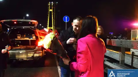 "Велике будівництво": На новому вантовому мосту у Запоріжжі зробили пропозицію руки і серця