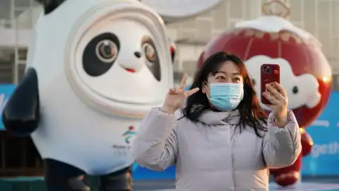 A visitor takes a selfie with decorative installations with the theme of 2022 Beijing Winter Olympics at Yanqing Railway Station in Yanqing District of Beijing. Photo by Xinhua/Ren Chao.