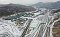 The Taizicheng snow town (L) and Taizicheng Railway Station on the Beijing-Zhangjiakou High-speed Railway in Chongli, Zhangjiakou, north China's Hebei Province. Photo by Wu Diansen/Xinhua.
