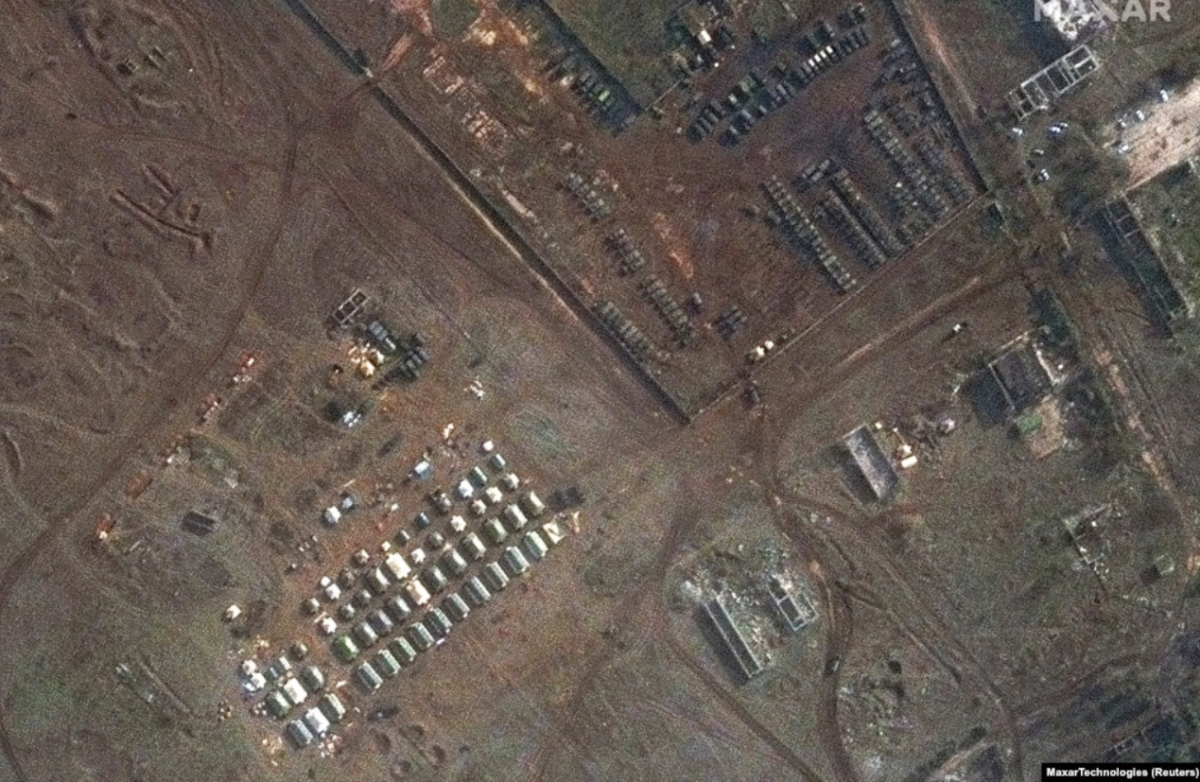 Военные палатки и бронетехника в Евпатории
