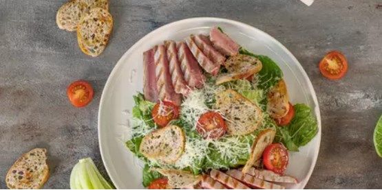 Цезарь с тунцом. Фото: foodnetwork.com