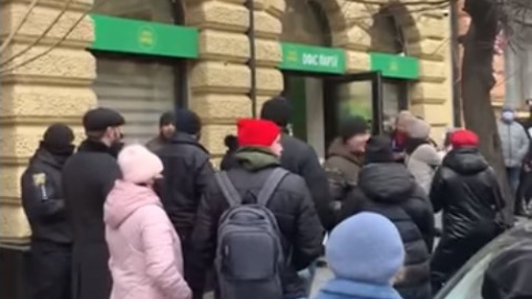 У Чернівцях під офісом "Слуги народу" зібрався мітинг. Протестувальники кричать "Банду геть"