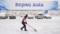A staff member cleans snow outside the Zhangjiakou Mountain Press Center in Zhangjiakou, north China's Hebei Province. Photo by Xinhua/Peng Ziyang.
