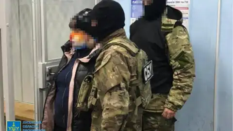 Прокуратура підозрює українку у зборі та передачі інформації про співробітників СБУ Фото: Луганська прокуратура