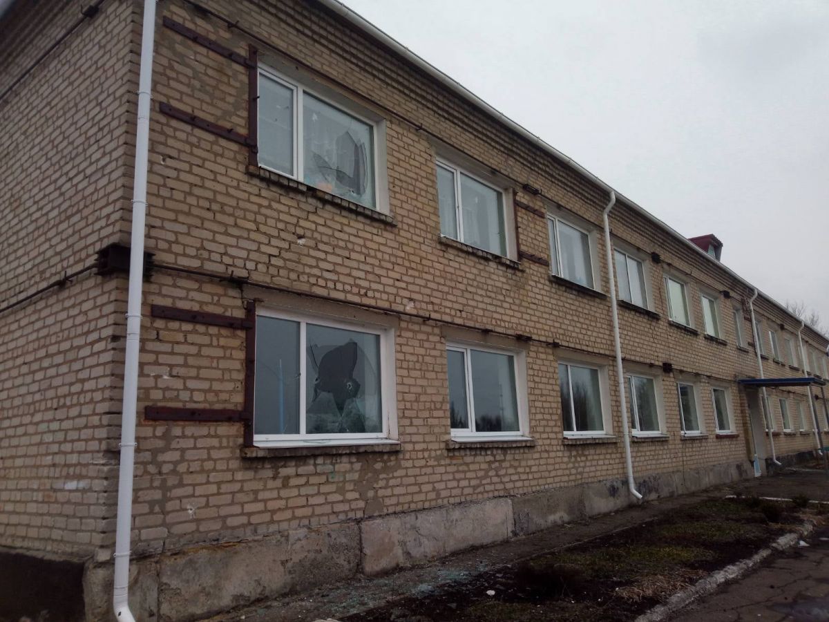 Обстрел лицея. Фото: пресс-служба Попаснянской городской военно-гражданской администрации.