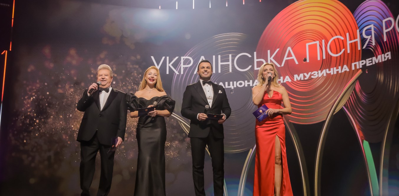 Ведущие. Песня года. Фото: Факты
