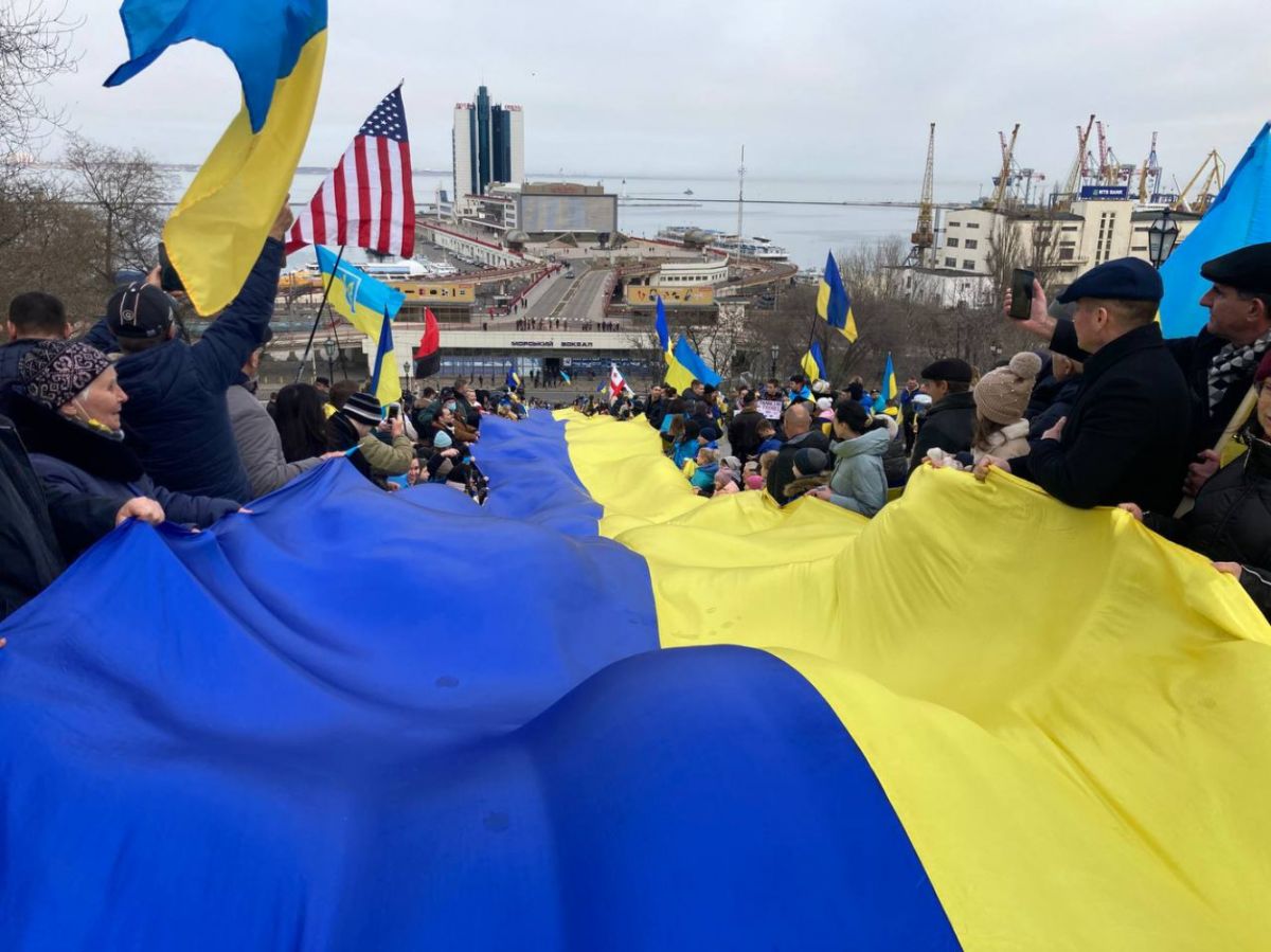 Участники Марша Единства в Одессе развернули 100-метровый флаг Украины. Фото: Думская