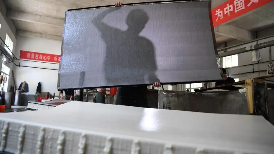 Рабочие компании China Xuan Paper Co., Ltd. изготавливают рисовую бумагу "сюаньчжи" в уезде Цзинсянь провинции Аньхой (Восточный Китай). Фото: Синьхуа.