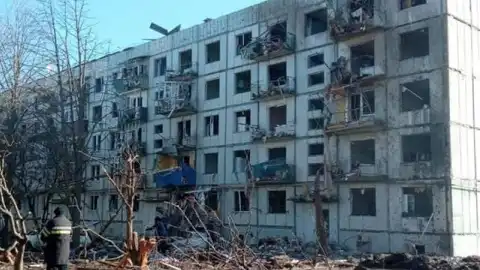 Последствия обстрелов жилого дома в Чугуеве. Фото: ГосЧС Украины