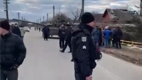 Поліцейські й активісти без бою зупинили колону російських танків у Чернігівській області, – МВС