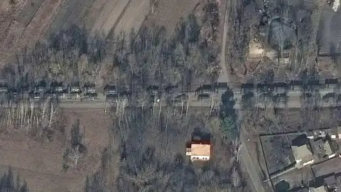 Колонна российской техники близ Иванкова. Фото: Maxar Technologies/Handout via REUTERS