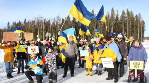 Антивоєнний мітинг у Фінляндії. Фото: Арі-Пекка Аувінен (Пюхайокі), Мирослава Аббасова (Оулу).