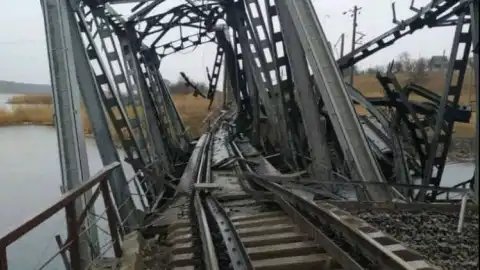 Разрушенный мост в Васильевке. Фото: Facebook