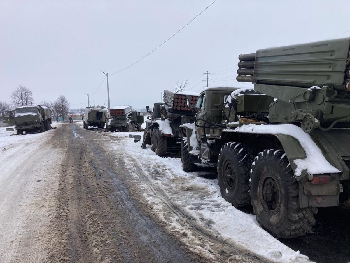Колонна брошенной российскими военными техники. Фото: Facebook / 93-тя ОМБр Холодний Яр