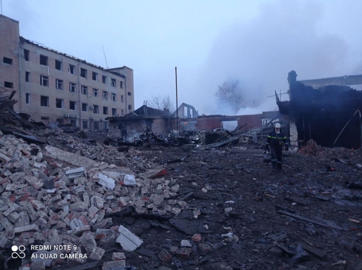 Наслідки обстрілу у Харкові.  Фото: ДержНС у Харківській області