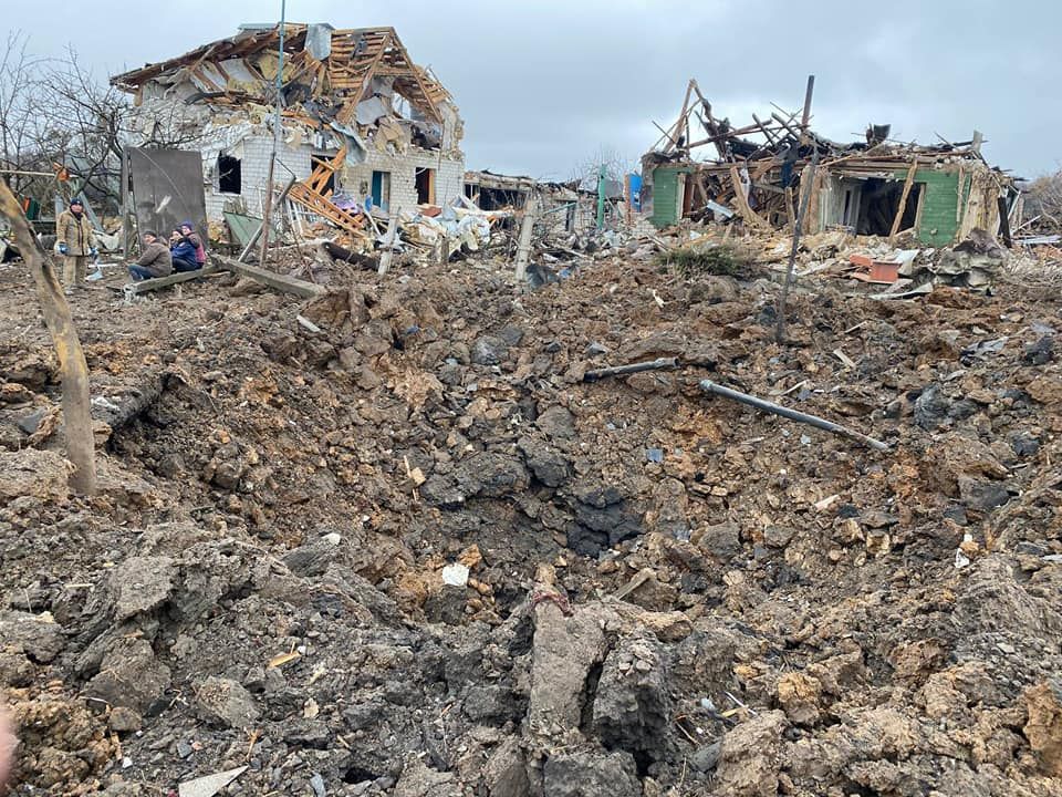 Последствия обстрела села в Харьковской области. Фото: ГосЧС