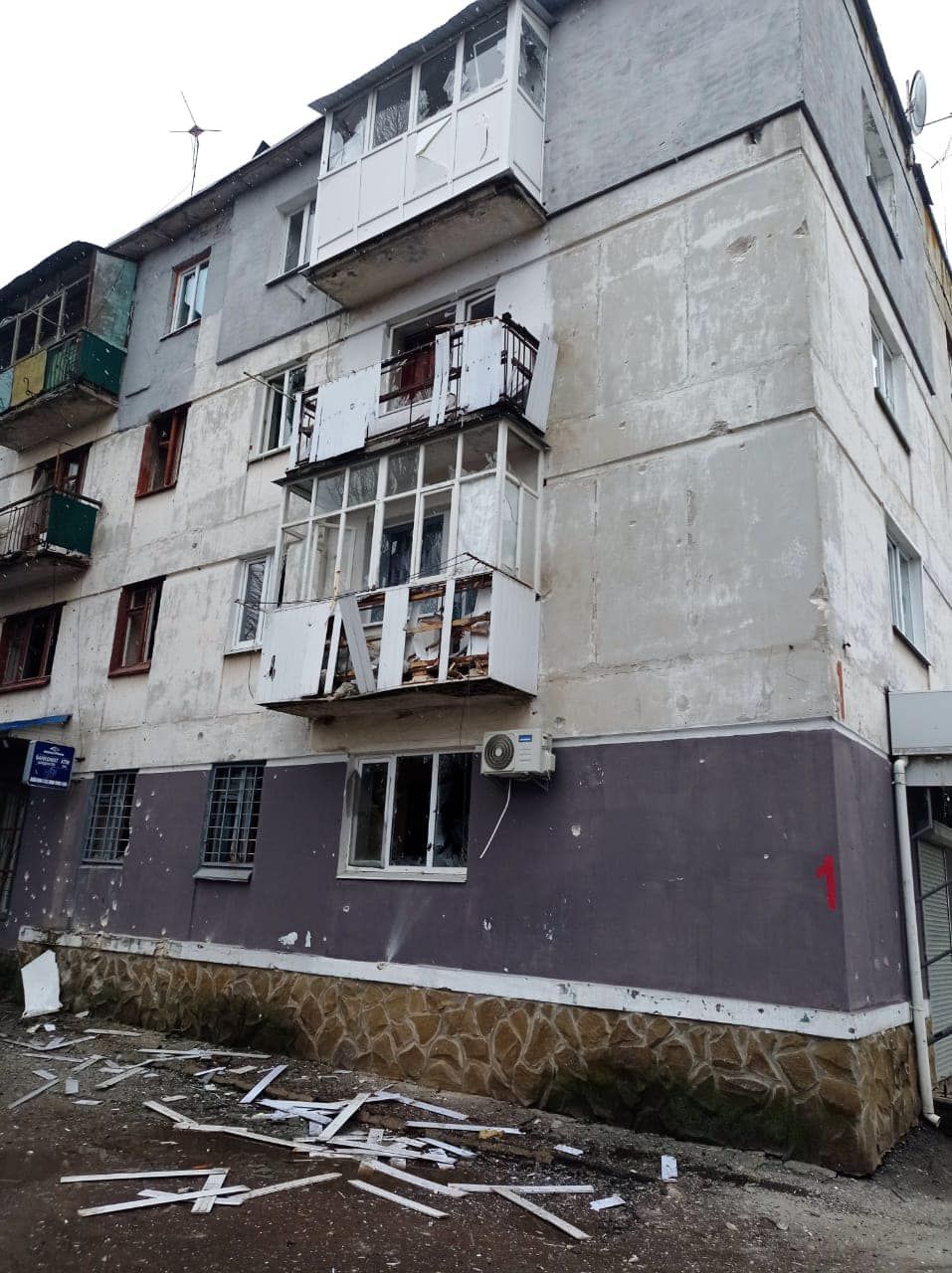 Наслідки нічного обстрілу у Лисичанську.  Фото: Сергій Гайдай