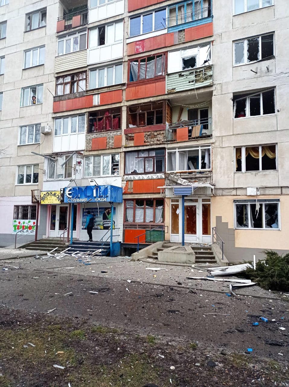 Наслідки нічного обстрілу у Лисичанську.  Фото: Сергій Гайдай