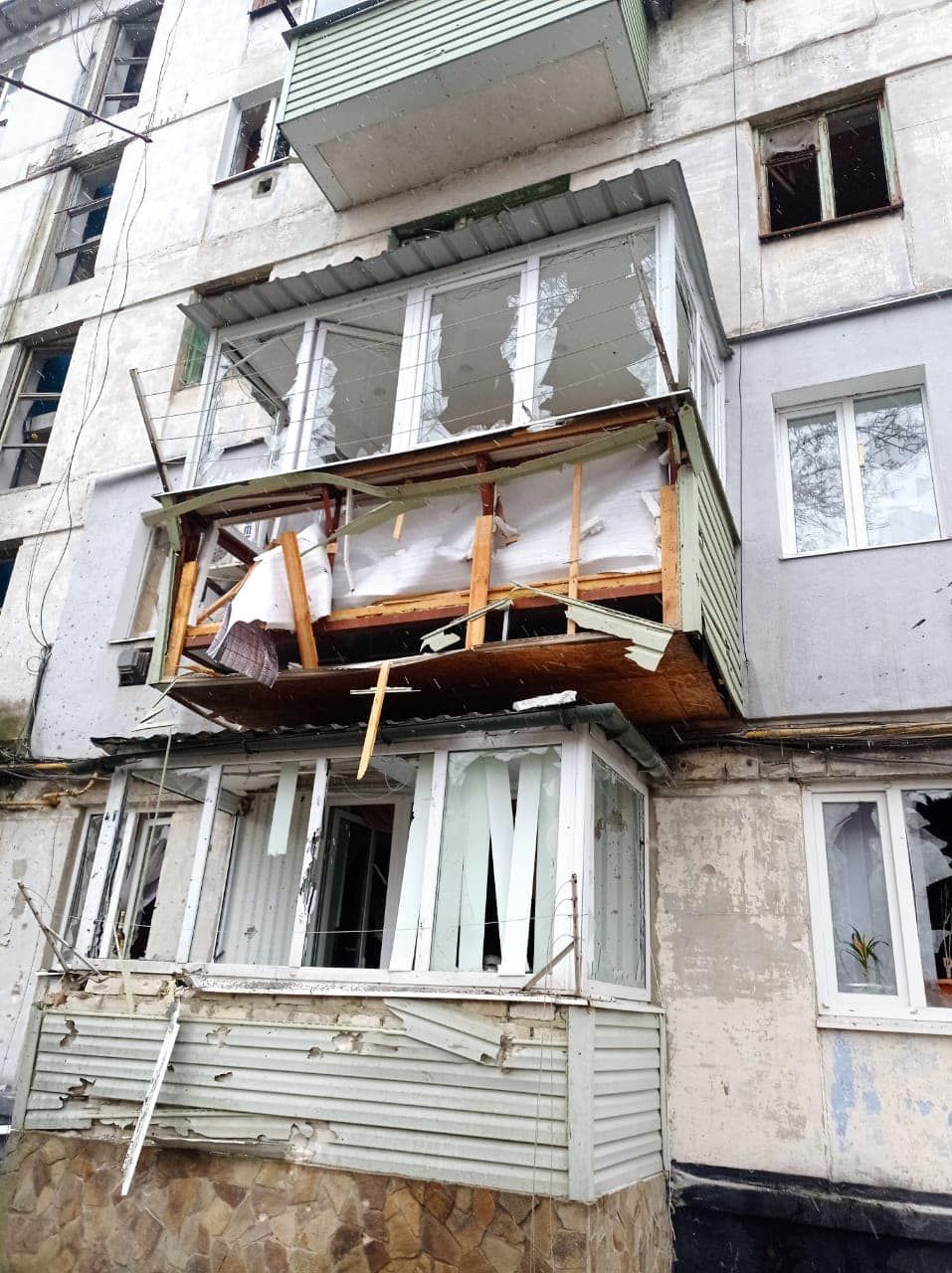 Наслідки нічного обстрілу у Лисичанську.  Фото: Сергій Гайдай