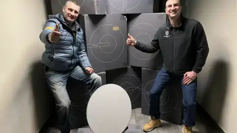 В Киев прибыли 10 устройств Starlink, о которых Виталий и Владимир Кличко договорились с международными партнерами