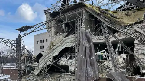 Разрушенная больница в Изюме Харьковской области. Фото: Facebook/Volodymyr Matsokin