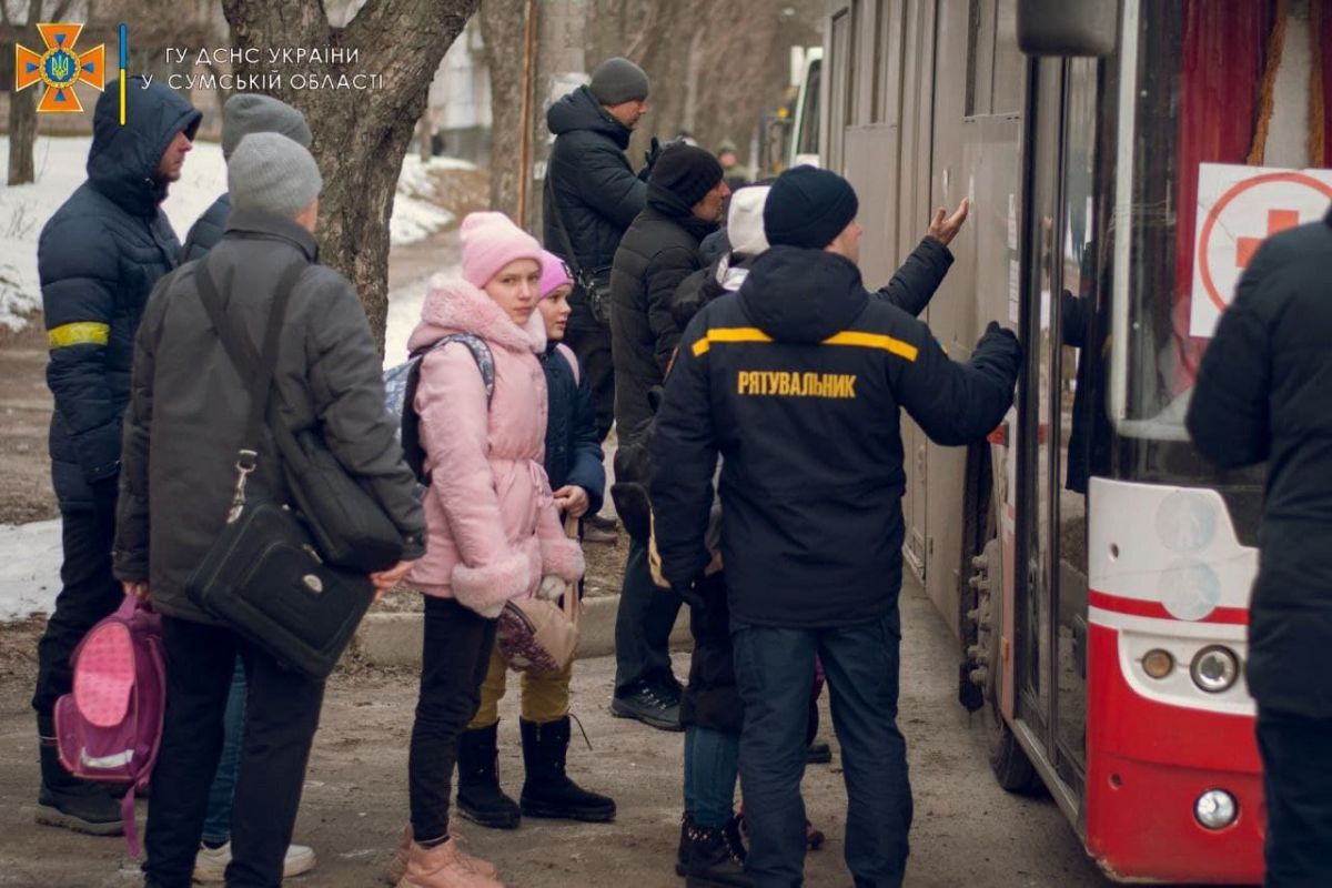 Эвакуация из Сум. Фото: ГосЧС