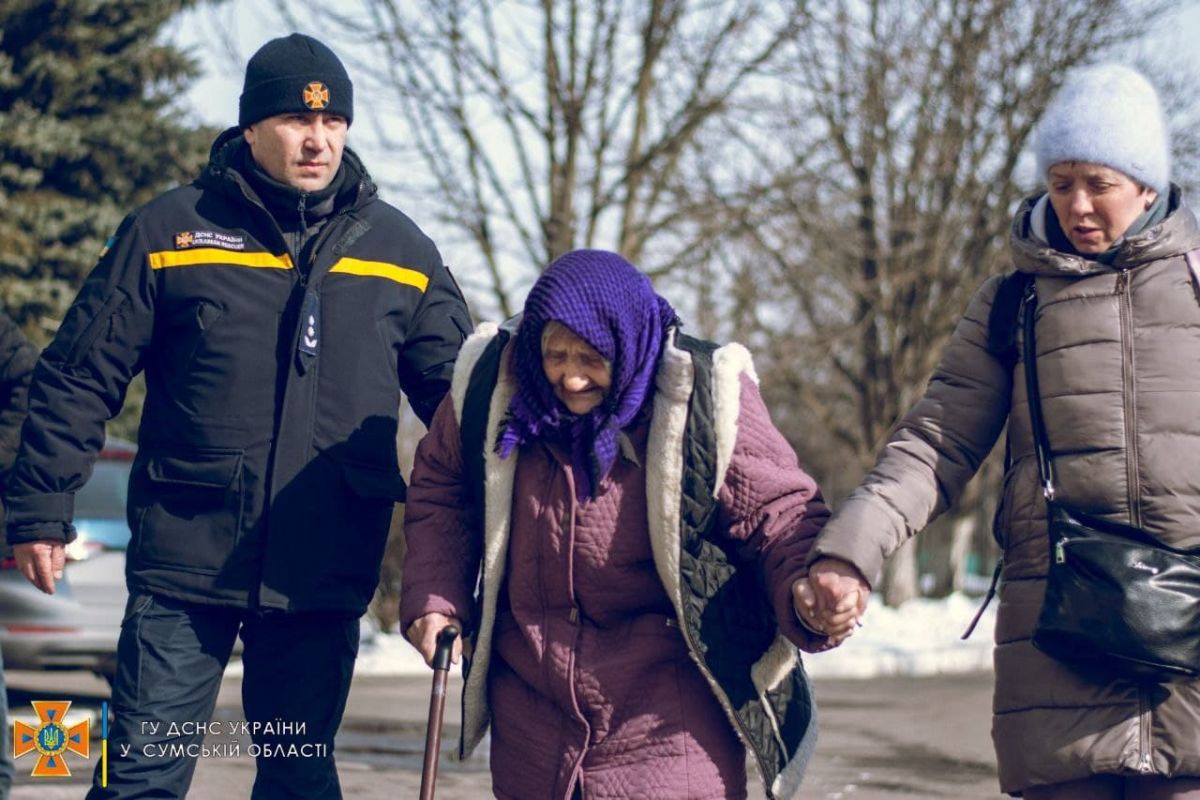 Эвакуация из Сум. Фото: ГосЧС