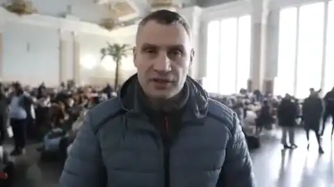 Кличко показал, как работает столичный вокзал в условиях войны