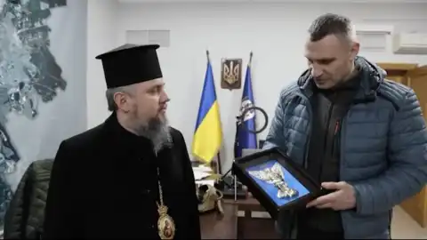 Предстоятель ПЦУ передал киевлянам икону покровителя воинов и нашего города Архангела Михаила, – Кличко